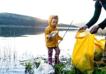 Bild: Kunststoffabfall (sogenanntes Marine Litter) wird von Mädchen aus dem Wasser geholt. Plastikmüll landet viel zu oft in unseren Gewässern. Der Weltwassertag macht darauf aufmerksam. 