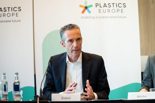 Michael Zobel von PlasticsEurope präsentierte auf der Wirtschaftspressekonferenz in Umsatz- und Produktionszahlen der Kunststofferzeuger.
