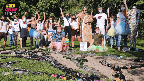 Menschen am World Cleanup Day räumen Plastikmüll auf