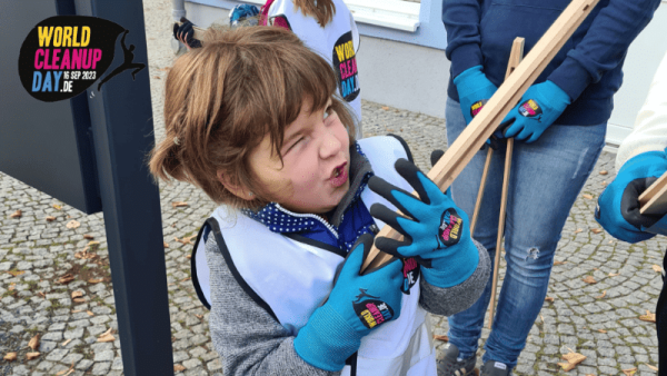 Menschen am World Cleanup Day räumen auf