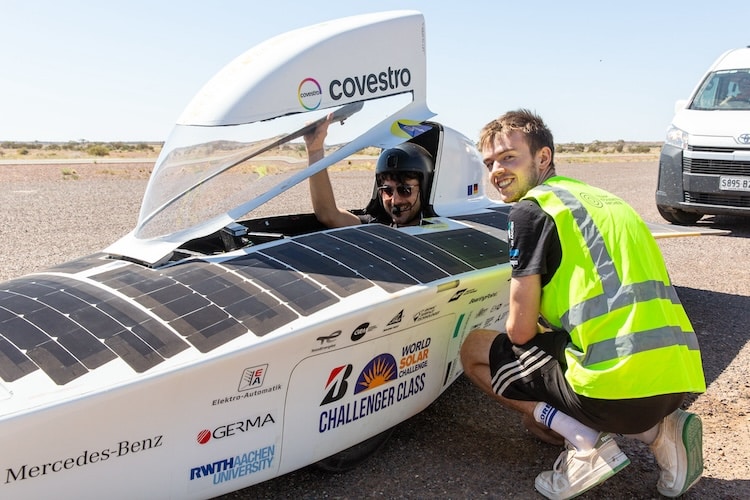 Der Fahrer des solarbetriebenen Sonnenwagen Covestro Adelie spricht mit einem Ingenieur aus dem Team Sonnenwagen Aachen bei der Bridgestone World Solar Challenge 2023.
