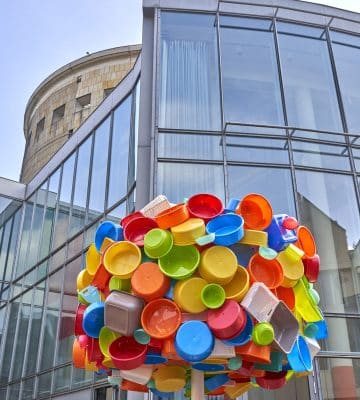 Plastic World, Pascale Marthine Tayou, L’arbre à palabres, 2023, Installationsansicht, Kunststoff