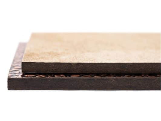 Zwei Coffee Composite Boards übereinander zeigen die Struktur von Ökowerkstoffen, hier Holzersatz. Tolles Beispiel für Upcycling.