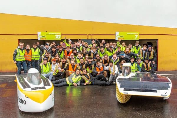 Gruppenbild des Team Sonnenwagen Aachen mit allen über 50 Studenten. Der Sonnenwagen "Covestro Adelie" ist Sinnbild für die Innovationskraft von Kunststoffen.