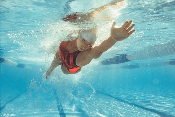Moderne Schwimmausrüstung: Kunststoffe ermöglichen maximale Geschwindigkeit und Beweglichkeit im Wasser © Jacob Lund