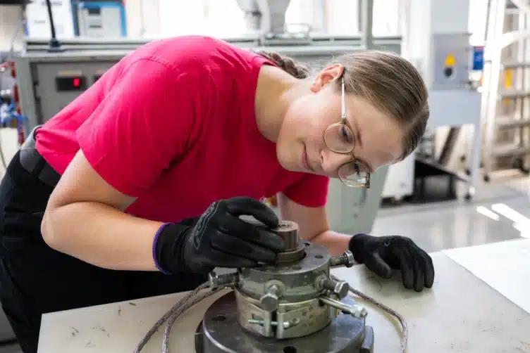 Sophia Fischer, Verbundstudentin im 2. Lehrjahr zur Kunststoff- und Kautschuktechnologin bei REHAU